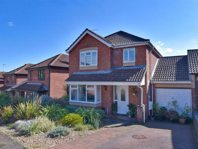 3 bedroom link detached house for sale