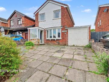 3 bedroom link detached house for sale