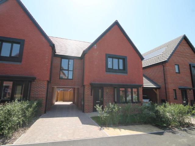 3 bedroom link detached house for sale