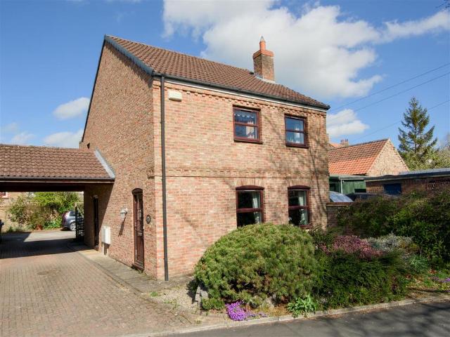 3 bedroom link detached house for sale