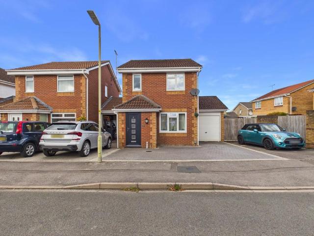 3 bedroom link detached house for sale