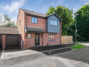 3 bedroom link detached house for sale