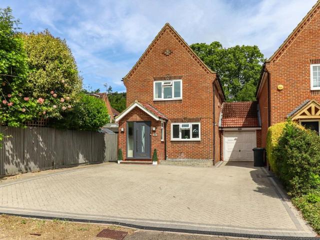 3 bedroom link detached house for sale