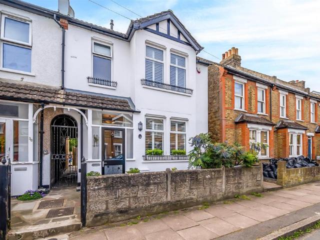 3 bedroom link detached house for sale
