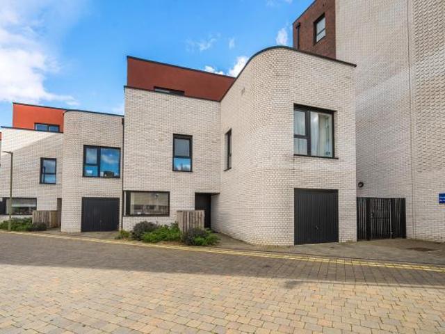 3 bedroom link detached house for sale