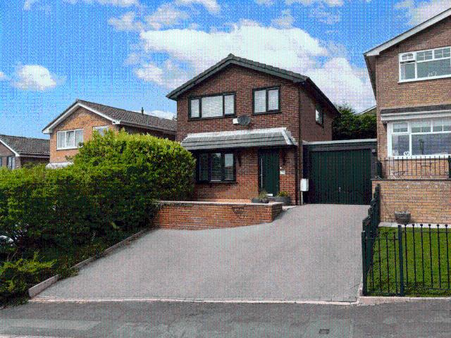 3 bedroom link detached house for sale