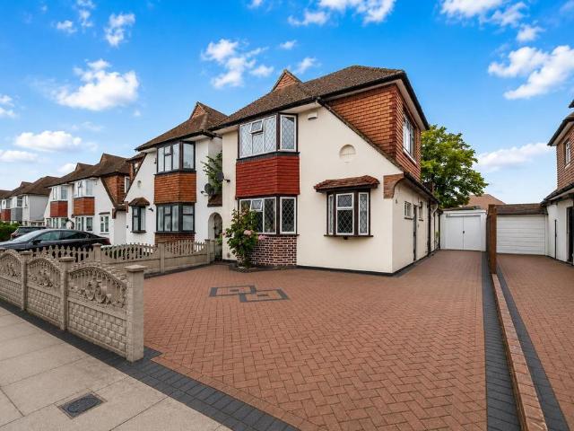 4 bedroom link detached house for sale