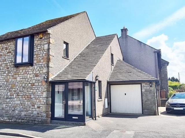 3 bedroom link detached house for sale