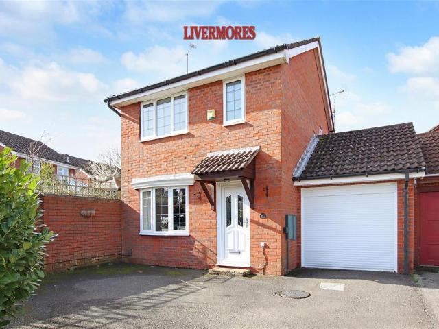 3 bedroom link detached house for sale