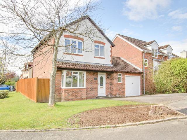 3 bedroom link detached house for sale