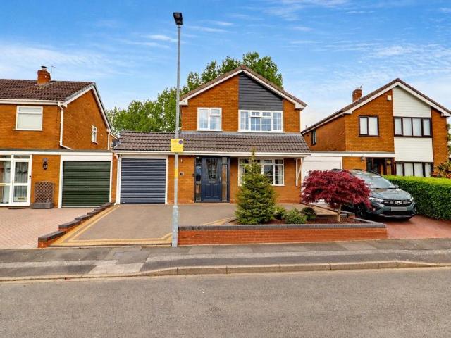 3 bedroom link detached house for sale