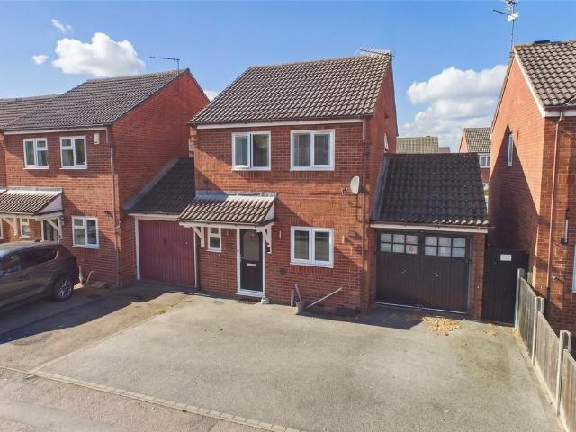 3 bedroom link detached house for sale