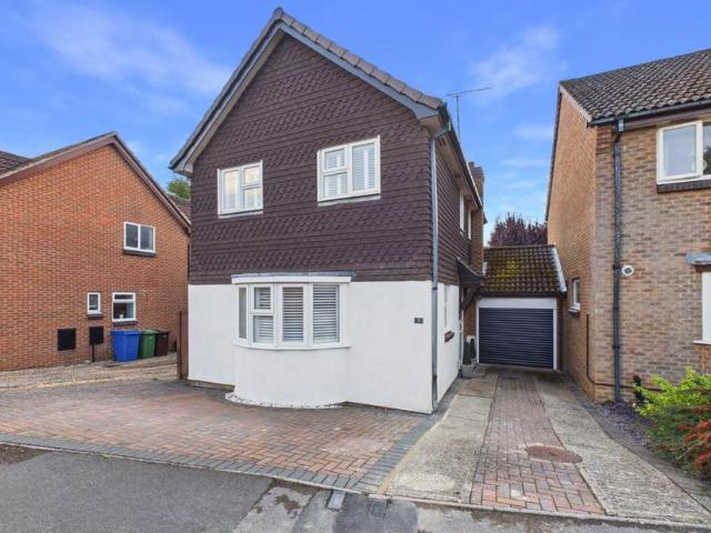 3 bedroom link detached house for sale