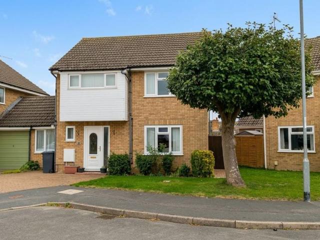3 bedroom link detached house for sale