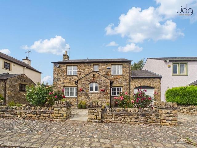 3 bedroom link detached house for sale