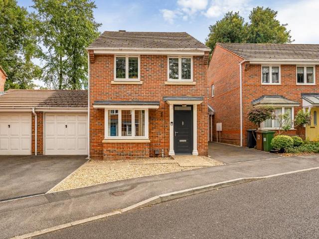 3 bedroom link detached house for sale