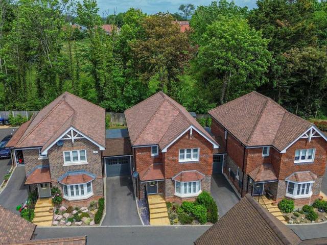 3 bedroom link detached house for sale