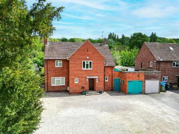 3 bedroom link detached house for sale
