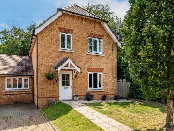 3 bedroom link detached house for sale