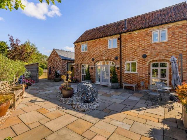 3 bedroom link detached house for sale