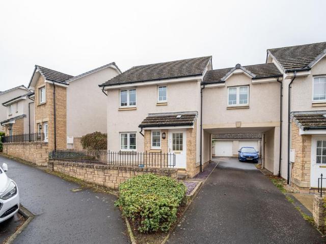 3 bedroom link detached house for sale