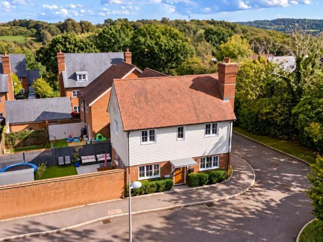 3 bedroom link detached house for sale
