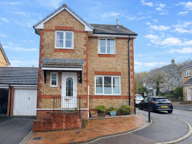 3 bedroom link detached house for sale