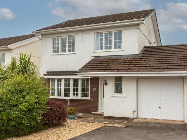 3 bedroom link detached house for sale