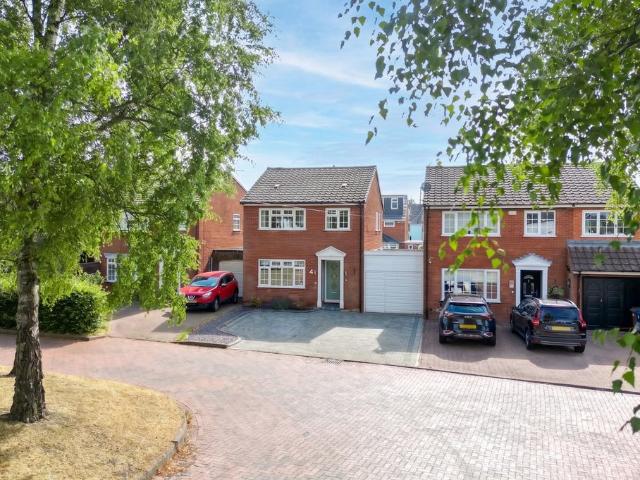 3 bedroom link detached house for sale