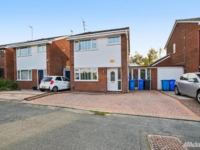 3 bedroom link detached house for sale