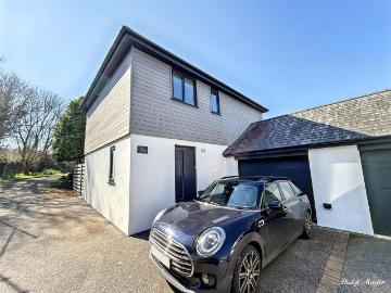 3 bedroom link detached house for sale
