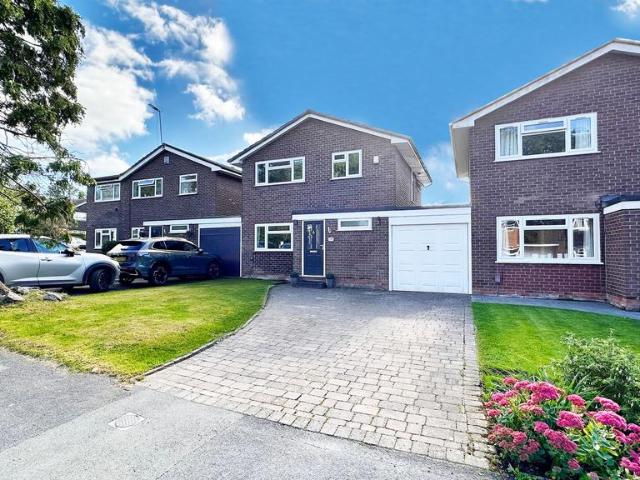 3 bedroom link detached house for sale