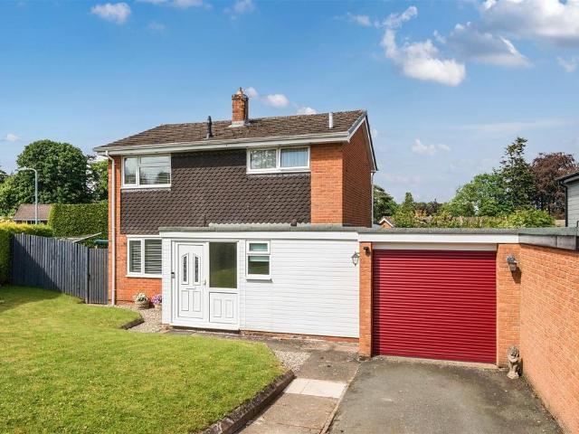 3 bedroom link detached house for sale