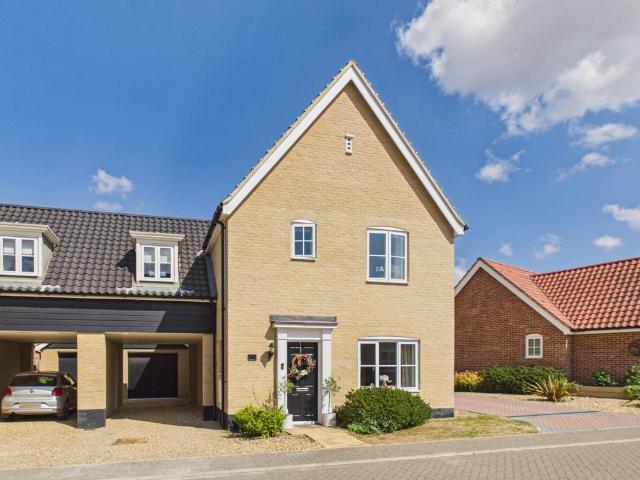 3 bedroom link detached house for sale