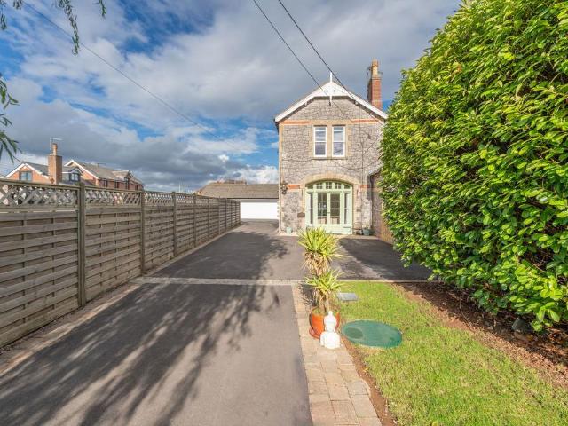 3 bedroom link detached house for sale
