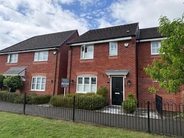 3 bedroom link detached house for sale