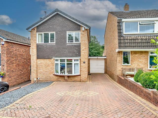 3 bedroom link detached house for sale