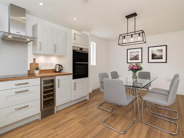 3 bedroom link detached house for sale