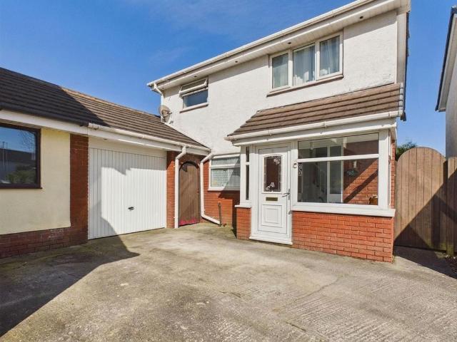 3 bedroom link detached house for sale