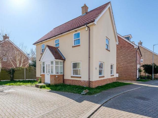 3 bedroom link detached house for sale