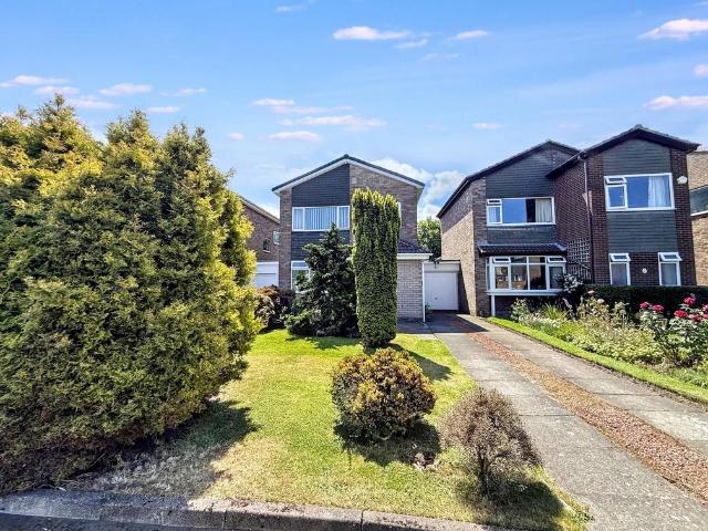 3 bedroom link detached house for sale