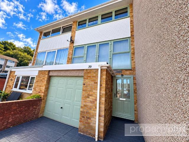 3 bedroom link detached house for sale