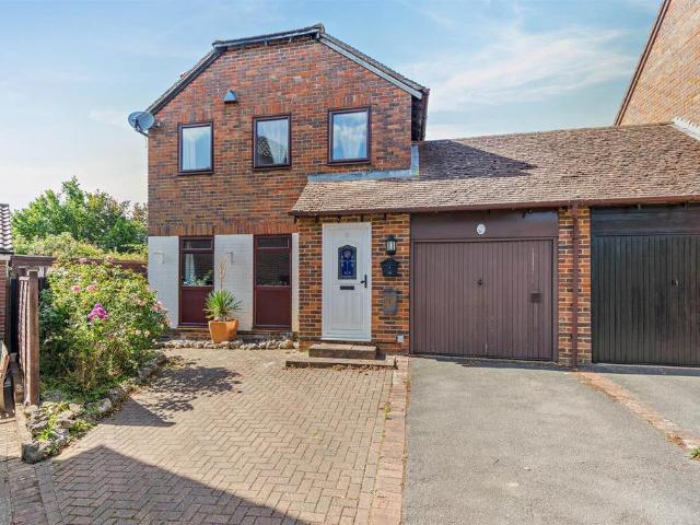 3 bedroom link detached house for sale