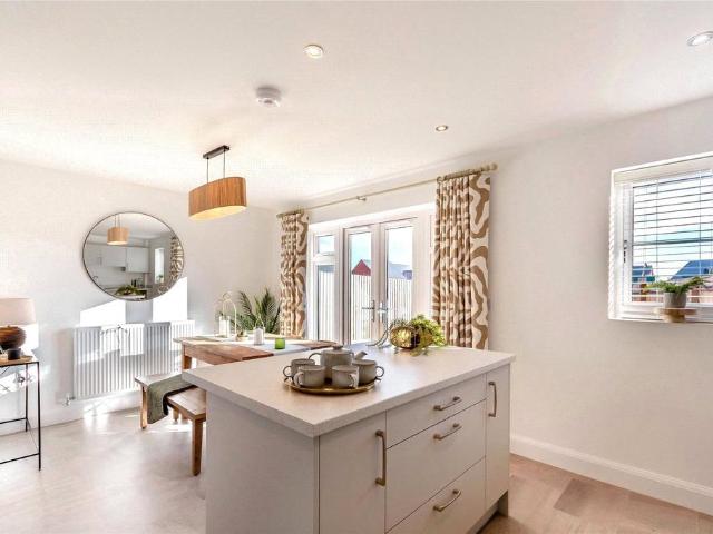 3 bedroom link detached house for sale