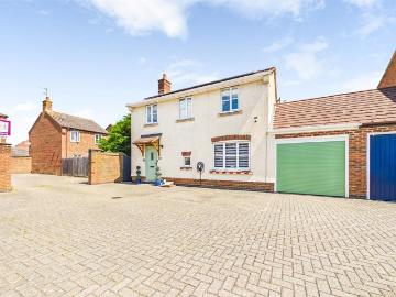 3 bedroom link detached house for sale