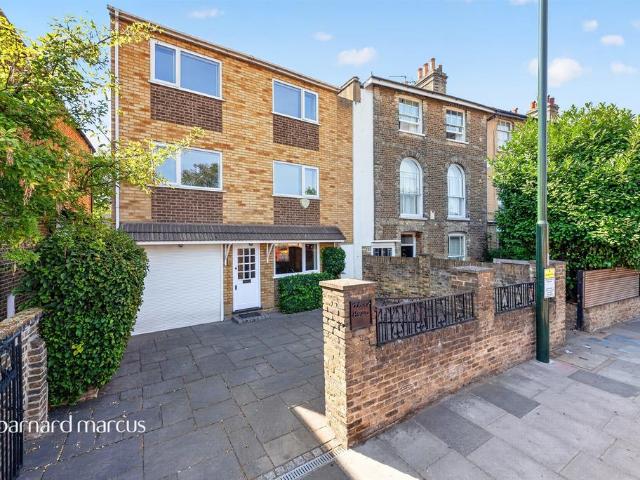3 bedroom link detached house for sale
