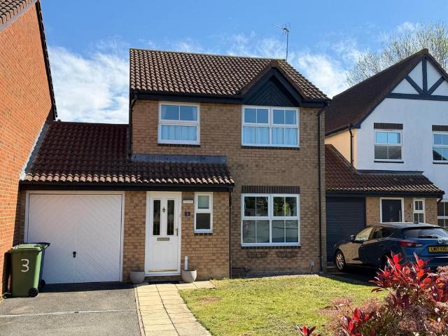 3 bedroom link detached house for sale
