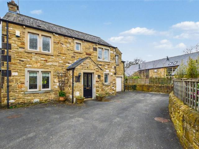 3 bedroom link detached house for sale