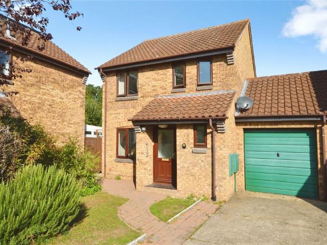 3 bedroom link detached house for sale