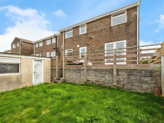 3 bedroom link detached house for sale